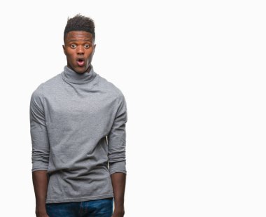 Genç Afro-Amerikan adam korkuyor ve şok sürpriz ifade ile izole arka plan üzerinde korku ve yüz heyecanlı.