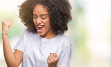 Gülümseyen ve başarı için çığlık genç afro Amerikan kadın izole arka plan çok mutlu ve heyecanlı kaldırdı, silah ile kazanan jest yapıyor. Kutlama kavramı.