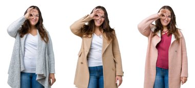 Artı boyutu kadın giyiyor kış ceket gülümseyerek el parmakları ile mutlu yüz üzerinden seyir göz ile ok jest yapıyor izole arka plan üzerinde güzel kolaj.