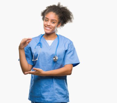 Genç afro Amerikalı doktor kadın yüzünden arka plan eller eller büyük gösterilen ve büyük boy işareti, ölçü birimi sembolü ile izole. Kameraya bakarak gülümsüyordu. Ölçüm kavramı.