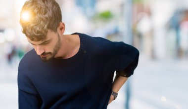 İzole genç yakışıklı adam arka plan geri el ile kas ağrısı dokunmadan acı sırt ağrısı,