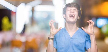 Arka plan deli kutluyor üzerinde tıbbi üniforma giyen genç doktor izole ve crazy arms ile başarı için kaldırdı ve heyecanlı çığlık gözler kapalı. Kazanan kavramı