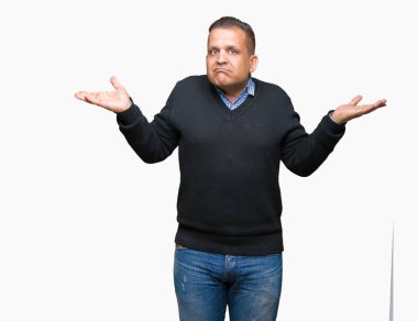 Yakışıklı orta yaş adam izole arka plan clueless ve şaşkın bir ifadeyle kollar ve eller kaldırdı. Şüphe kavramı.