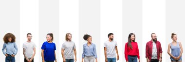 Farklı etnik genç insanlar üzerinde beyaz çizgili izole arka plan uzakta yanında seyir yüzünde, doğal ifade gülümseme kolaj. Kendine güvenen gülüyor.