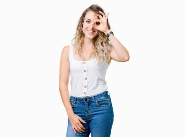 Genç güzel sarışın kadın gülümsüyor, parmakları ile mutlu yüz üzerinden seyir göz el ile ok jest yapıyor izole arka plan üzerinde.