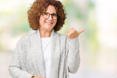 Ceket ve gözlük arıyorum ve başparmak yanında yukarıyı mutlu yüz ile gülümseyen izole arka plan üzerinde giyen güzel orta ager üst düzey kadın.