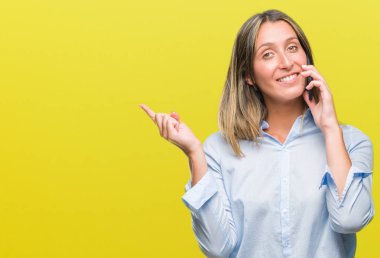 Genç güzel kadın Smartphone'da izole arka plan üzerinde çok el ve parmak ile tarafına işaret mutlu söz