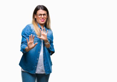 İzole arka plan üzerinde gözlük üzerine genç güzel kadın tiksinti ifadesi, memnun ve korkulu tiksinti yüz yapıyorsun çünkü nefret tepki. Elleriyle kaldırdı. Sinir bozucu kavramı.