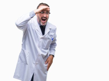 Çok mutlu ve gülümseyen uzakta el ile üzerine kafa seyir izole arka plan üzerinde beyaz önlük giyen orta yaş üst düzey ağarmış profesyonel adam. Arama kavramı.