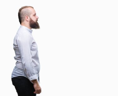 İzole arka tarafına, arayan genç beyaz hipster adam sakin ol kendine güvenen gülümseme ile doğal yüz pozuyla profili.