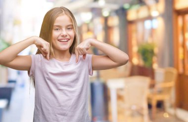 Yüzünde gülümseme ile kendinden emin görünüyorsun, kendini gururlu ve mutlu parmakları ile işaret izole arka plan üzerinde genç güzel kız.