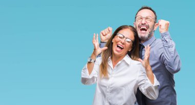 Arka plan deli kutluyor orta yaş İspanyol çift üzerinde gözlük takan aşık izole ve crazy arms ile başarı için kaldırdı ve heyecanlı çığlık gözler kapalı. Kazanan kavramı