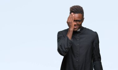 El yüz ve sürpriz duygu kendinden emin gülümseme ile tek gözüyle kapsayan izole arka plan genç Afro-Amerikan rahip adam.