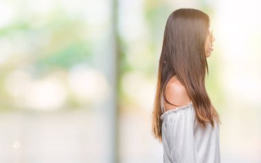 Genç Asyalı kadın giyiyor güneş gözlüğü izole arka tarafına, seyir üzerinde dinlenmek doğal yüz emin gülümseme ile pozuyla profili.