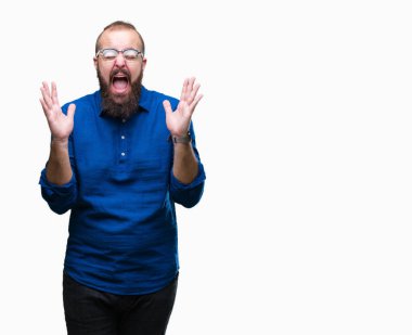 Kızgın ve silah ile başarı için deli izole arka plan kutluyor üzerinde gözlük takan Genç beyaz hipster adam kaldırdı ve heyecanlı çığlık gözler kapalı. Kazanan kavramı