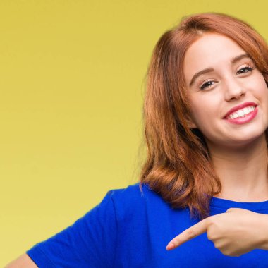 İzole arka plan futbol futbol topu çok mutlu el ve parmak ile işaret tutan genç güzel kadın