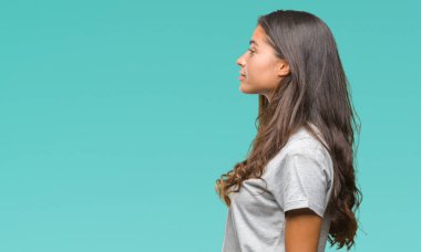 İzole arka tarafına, arayan genç güzel Arap kadın dinlenmek doğal yüz emin gülümseme ile pozuyla profili.