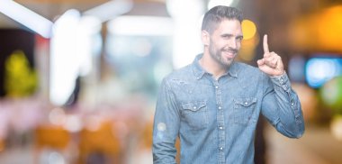 Yakışıklı delikanlı ile başarılı fikir parmağı yukarıyı izole arka plan üzerinde. Çıktıktan ve mutlu. Bir numara.