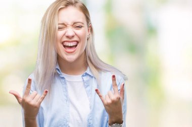 Genç Sarışın kadın deli ifade rock simge elle yapıyor ile bağırarak izole arka plan yüzünden. Müzik yıldızı. Ağır kavramı.