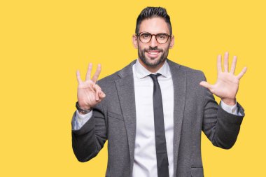 Genç yakışıklı iş adamı gösterilen ve parmakları ile işaret izole arka plan üzerinde kendinden emin ve mutlu gülümseyerek süre sekiz numara.