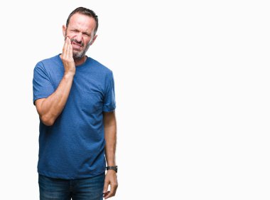 Orta yaş diş ağrısı veya dişlerde dişlerle ilgili hastalık nedeniyle ağız acı ifadesi ile el ile dokunmak izole arka plan üzerinde ağarmış komuta sizde. Diş hekimi kavramı.