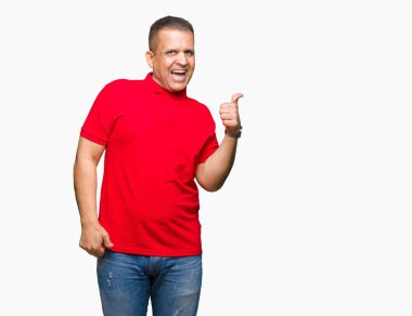 Orta yaş Arap adam arıyor ve başparmak yanında yukarıyı mutlu yüz ile gülümseyen izole arka plan üzerinde.