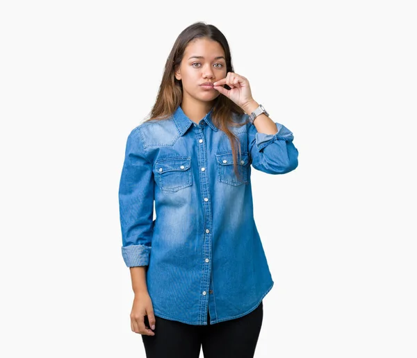 Junge Schöne Brünette Frau Trägt Blaues Jeanshemd Über Isoliertem Hintergrund — Stockfoto