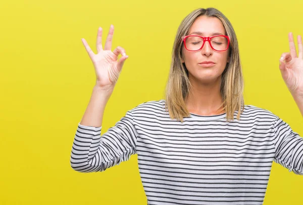 Joven Hermosa Mujer Con Gafas Sobre Fondo Aislado Relajarse Sonreír —  Fotos de Stock