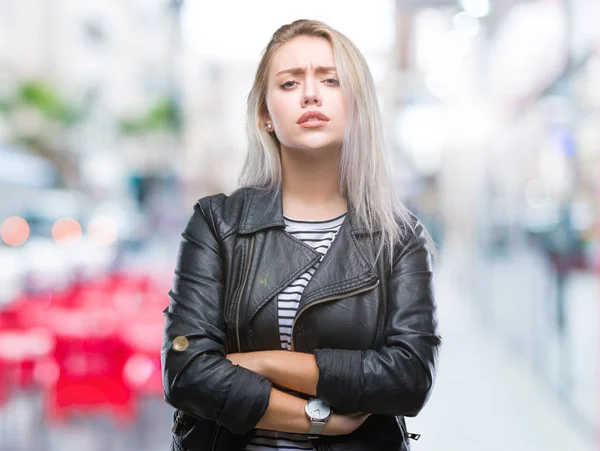 Unga Blonda Kvinnan Bär Mode Jacka Över Isolerade Bakgrund Skeptiker — Stockfoto