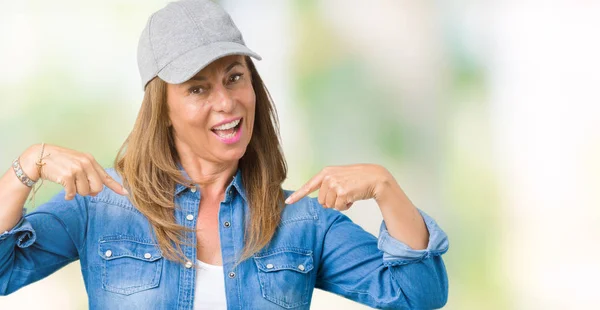 Mulher Meia Idade Bonita Usando Boné Esporte Sobre Fundo Isolado — Fotografia de Stock