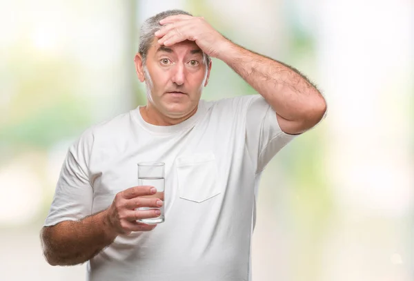 Stilig Senior Man Dricka Glas Vatten Över Isolerade Bakgrund Stressad — Stockfoto