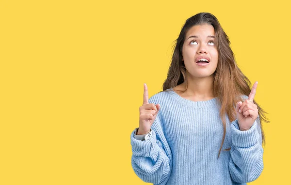 Junge Schöne Brünette Frau Trägt Blauen Winterpullover Über Isoliertem Hintergrund — Stockfoto