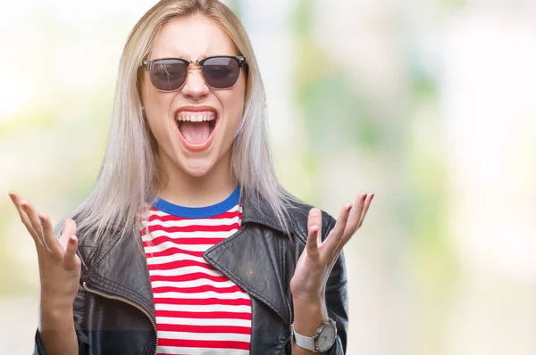 Unga Blonda Kvinnan Bär Mode Jacka Och Solglasögon Över Isolerade — Stockfoto
