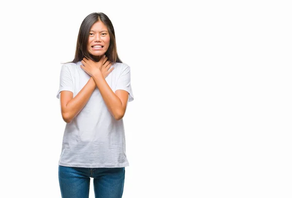 Mujer Asiática Joven Sobre Fondo Aislado Gritando Sofocar Porque Estrangulamiento — Foto de Stock