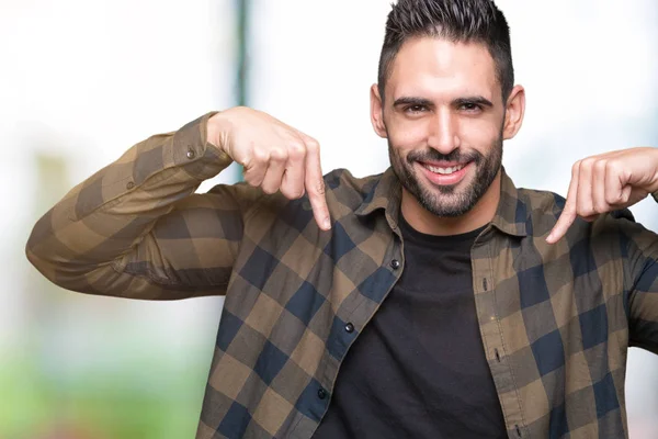 Joven Hombre Guapo Sobre Fondo Aislado Mirando Confiado Con Sonrisa —  Fotos de Stock