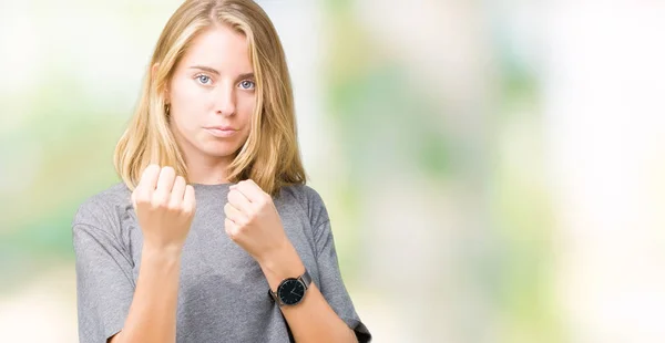 Hermosa Mujer Joven Con Una Camiseta Informal Gran Tamaño Sobre —  Fotos de Stock