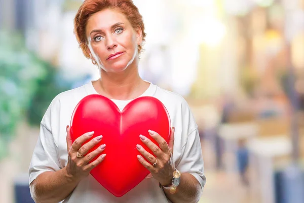 Senior Mujer Caucásica Sosteniendo Corazón Rojo Amor Sobre Fondo Aislado — Foto de Stock