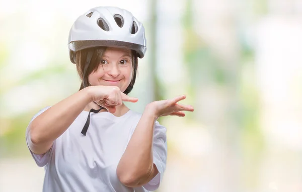 Молодая Женщина Велосипедистка Синдромом Дауна Защитном Шлеме Изолированном Фоне Поражена — стоковое фото