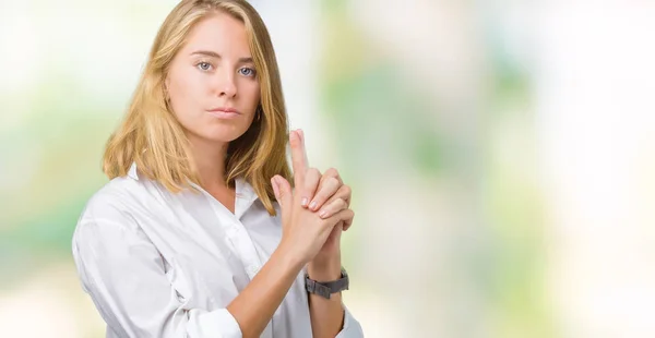 Vacker Ung Affärskvinna Över Isolerade Bakgrund Holding Symboliska Pistol Med — Stockfoto