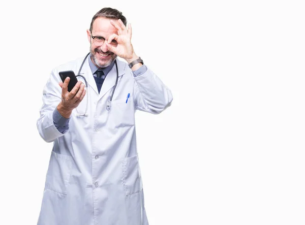 Edad Media Hoary Médico Hombre Mensajes Texto Utilizando Teléfono Inteligente — Foto de Stock