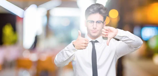 Fiatal Üzletember Szemüveg Elszigetelt Háttér Ezzel Hüvelykujj Felfelé Lefelé Egyet — Stock Fotó