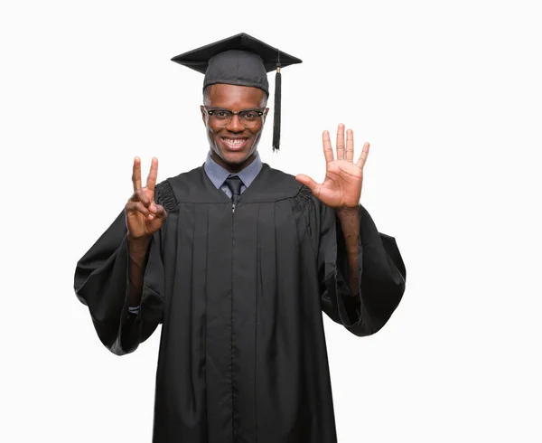 Joven Hombre Afroamericano Graduado Sobre Fondo Aislado Mostrando Apuntando Hacia — Foto de Stock