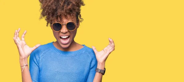 Hermosa Mujer Afroamericana Joven Con Gafas Sol Sobre Fondo Aislado — Foto de Stock