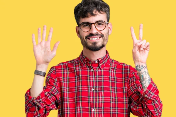 Jovem Homem Bonito Vestindo Óculos Sobre Fundo Isolado Mostrando Apontando — Fotografia de Stock