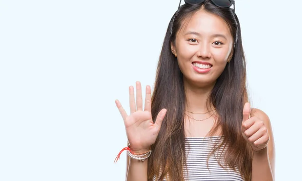 Jonge Aziatische Vrouw Zonnebril Dragen Geïsoleerd Achtergrond Weergegeven Met Vingers — Stockfoto