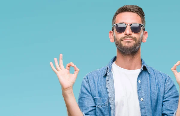 Joven Hombre Guapo Con Gafas Sol Sobre Fondo Aislado Relajarse — Foto de Stock