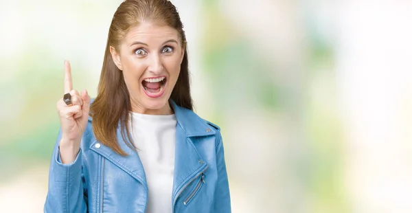 Mooie Middenleeftijd Volwassen Vrouw Mode Lederen Jas Dragen Geïsoleerde Achtergrond — Stockfoto