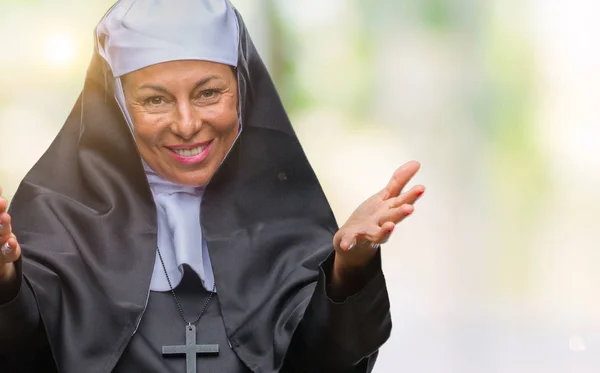 ハグするため両手を広げて笑みを浮かべてカメラを見て孤立の背景に中年シニア キリスト教カトリックの修道女女 晴れやかな表情の受け入れ幸せ — ストック写真
