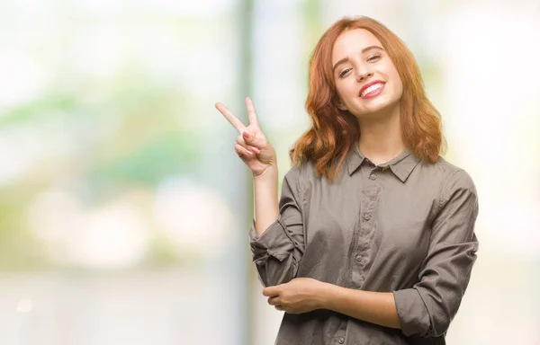 Jovem Mulher Bonita Sobre Fundo Isolado Sorrindo Com Rosto Feliz — Fotografia de Stock