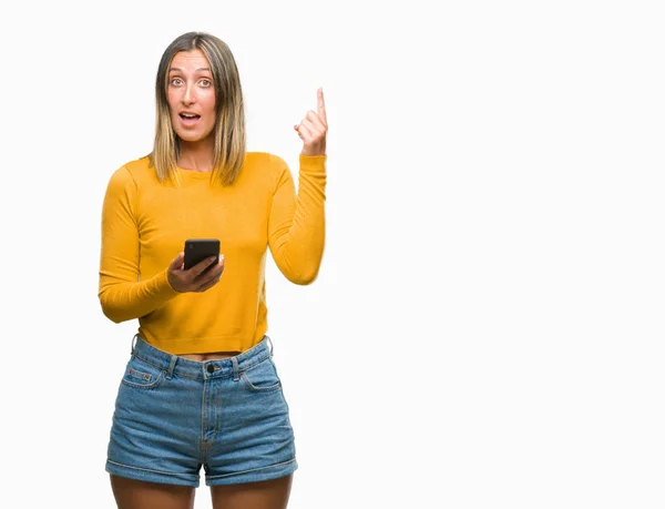 Νεαρή Όμορφη Γυναίκα Στέλνοντας Μήνυμα Χρησιμοποιώντας Smartphone Μέσω Απομονωμένη Φόντο — Φωτογραφία Αρχείου